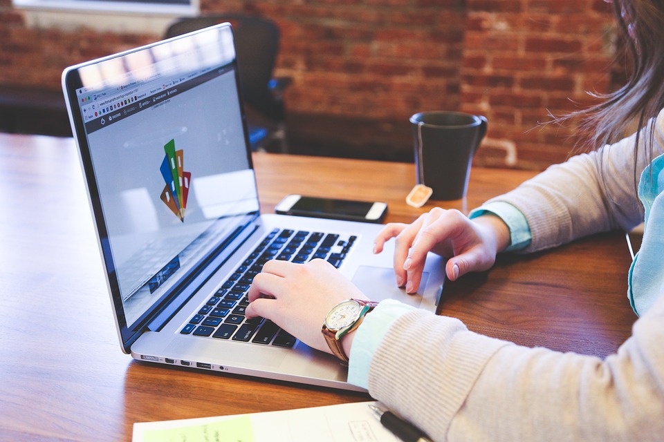 difference between an elementor template an a wordpress theme